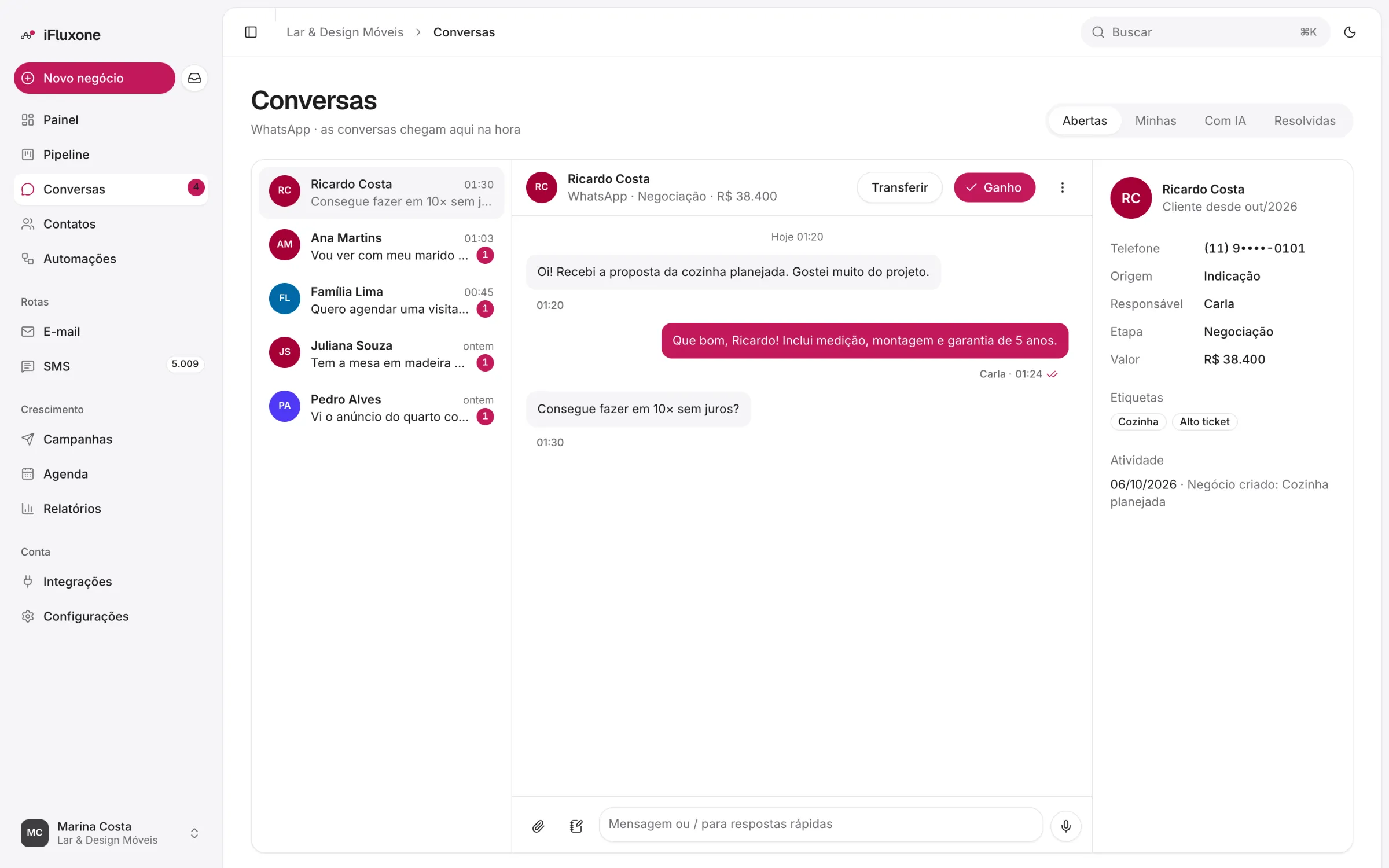 Tela de conversas com a lista de clientes, a conversa aberta e a ficha do contato ao lado